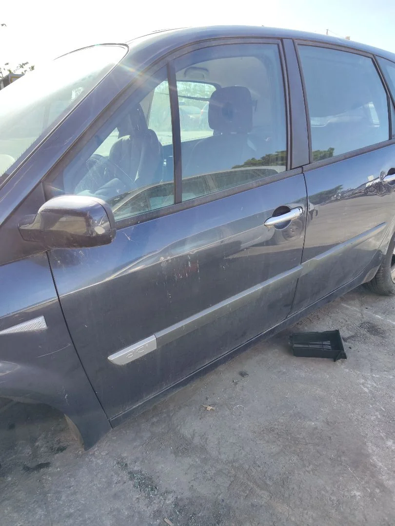 Foto de PUERTA DELANTERA IZQUIERDA RENAULT SCENIC II (JM) 1.5 dCi Diesel (106 CV / 78 KW)