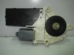 Foto de MOTOR ELEVALUNAS DELANTERO DERECHO RENAULT LAGUNA III BERLINA 2.0 dCi Diesel CAT (131 CV / 96 KW) referencia 80730000 foto 6