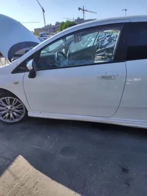 Foto de PUERTA DELANTERA IZQUIERDA FIAT GRANDE PUNTO (199) 1.4 (95 CV / 70 KW) referencia 0051846217 foto 2