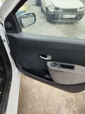Foto de ELEVALUNAS DELANTERO DERECHO RENAULT CLIO III 1.5 dCi Diesel FAP (75 CV / 55 KW)