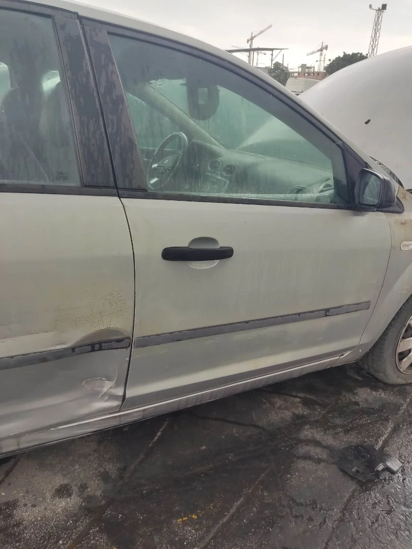 Foto de PUERTA DELANTERA DERECHA FORD FOCUS BERLINA (CAP) 1.8 Flexifuel CAT (125 CV / 92 KW) referencia 1505703