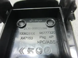 Foto de MANDO ELEVALUNAS DELANTERO DERECHO PEUGEOT 308 1.6 HDi (92 CV / 68 KW) referencia 96777320 foto 3