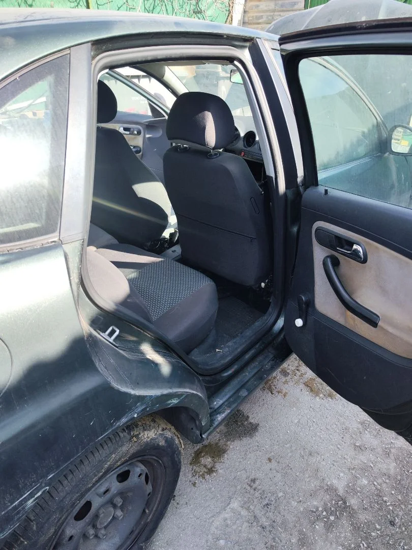 Foto de GOMAS CONTORNO PUERTA SEAT IBIZA (6L1) 1.9 TDI (101 CV / 74 KW)