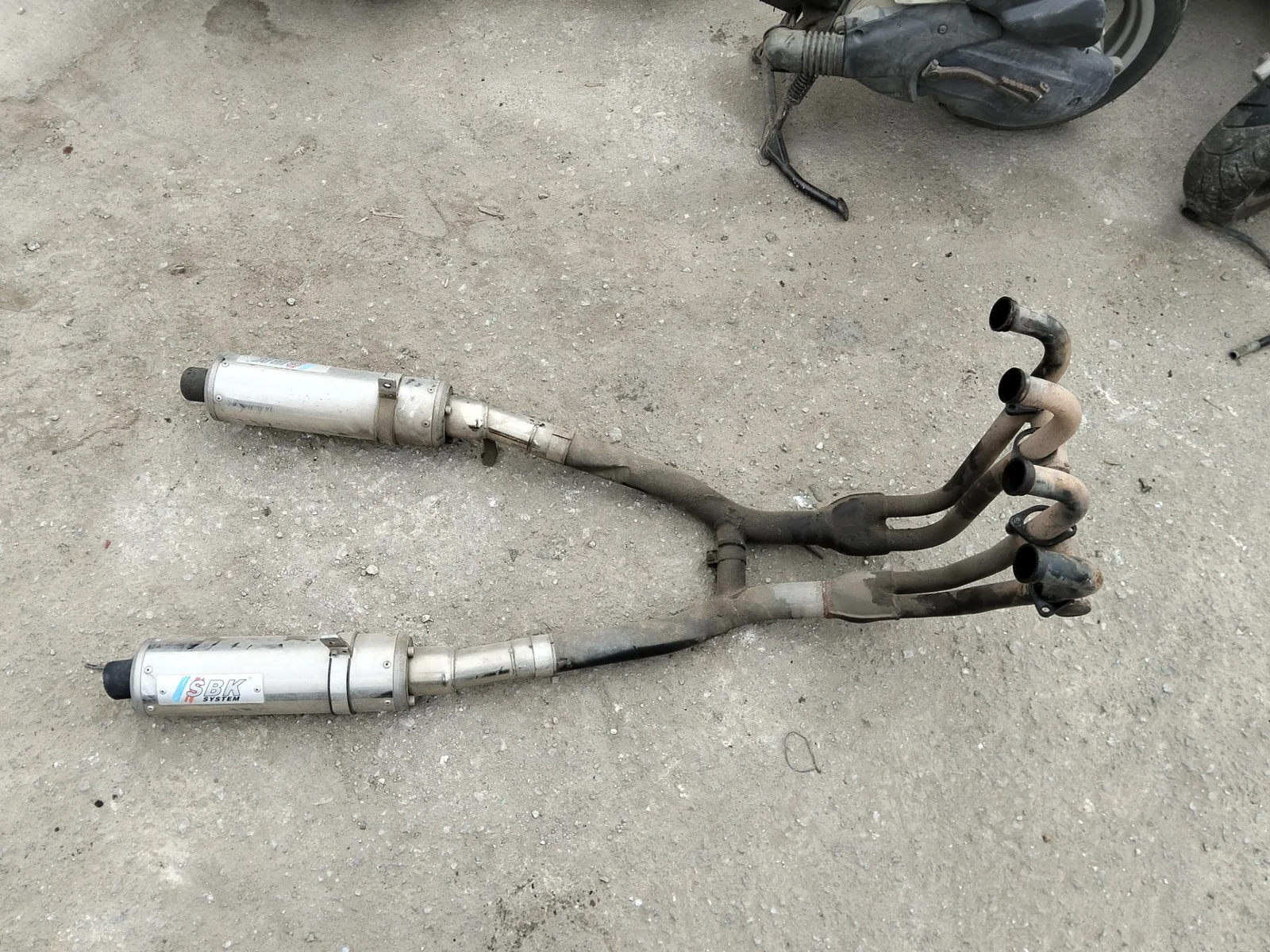 Foto de TUBO ESCAPE COMPLETO SUZUKI GSX 550/750/1100 (1984-1989) 1127 cm3 - 74 kW (101 CV / 74 KW)