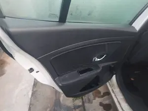 Foto de CERRADURA PUERTA TRASERA IZQUIERDA RENAULT MEGANE III BERLINA 5P 1.6 16V CAT (101 CV / 74 KW) referencia 825020001R