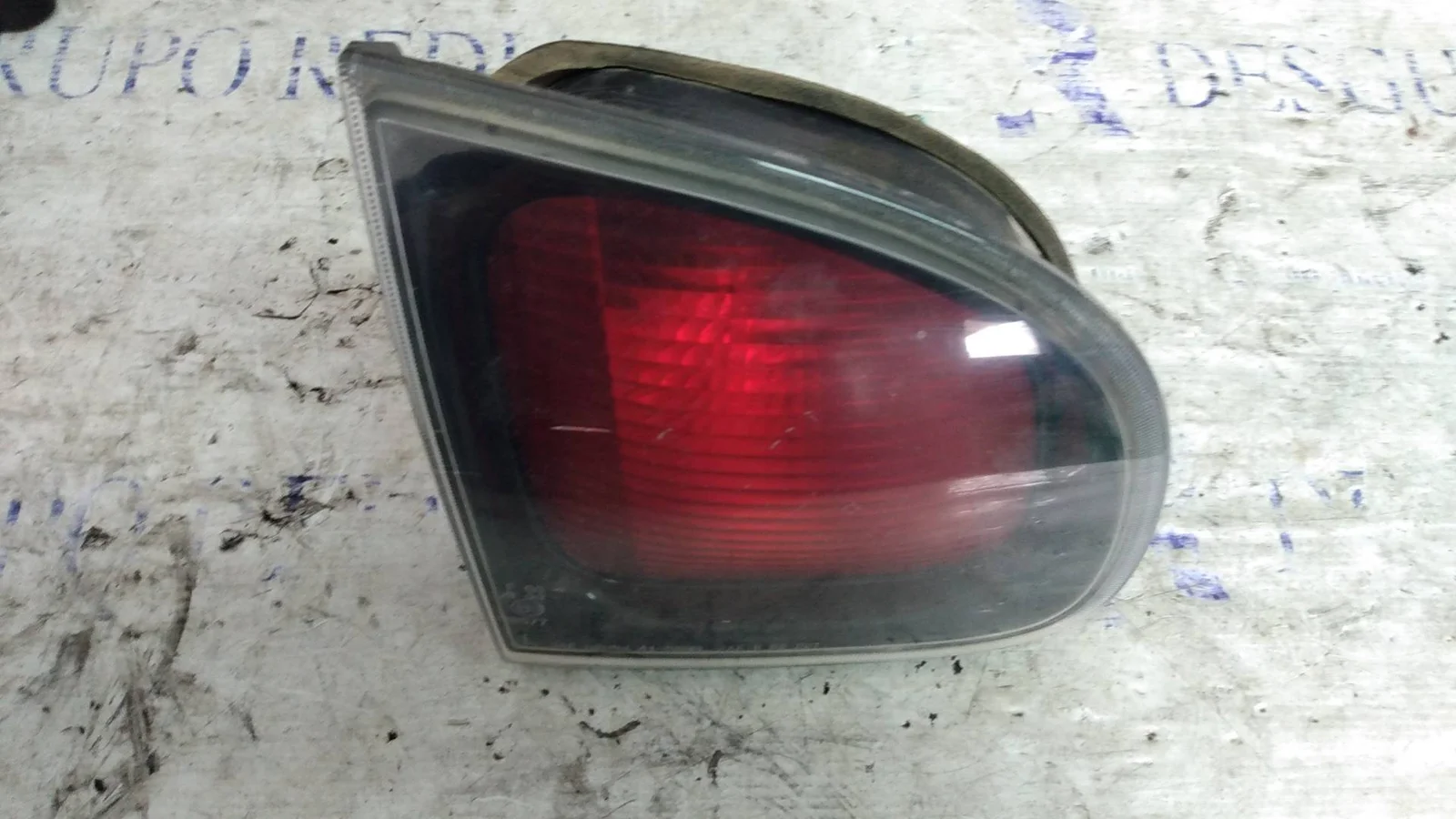 Foto de PILOTO TRASERO IZQUIERDO INTERIOR DAEWOO LANOS 1.4 CAT (75 CV / 55 KW) referencia 415899L