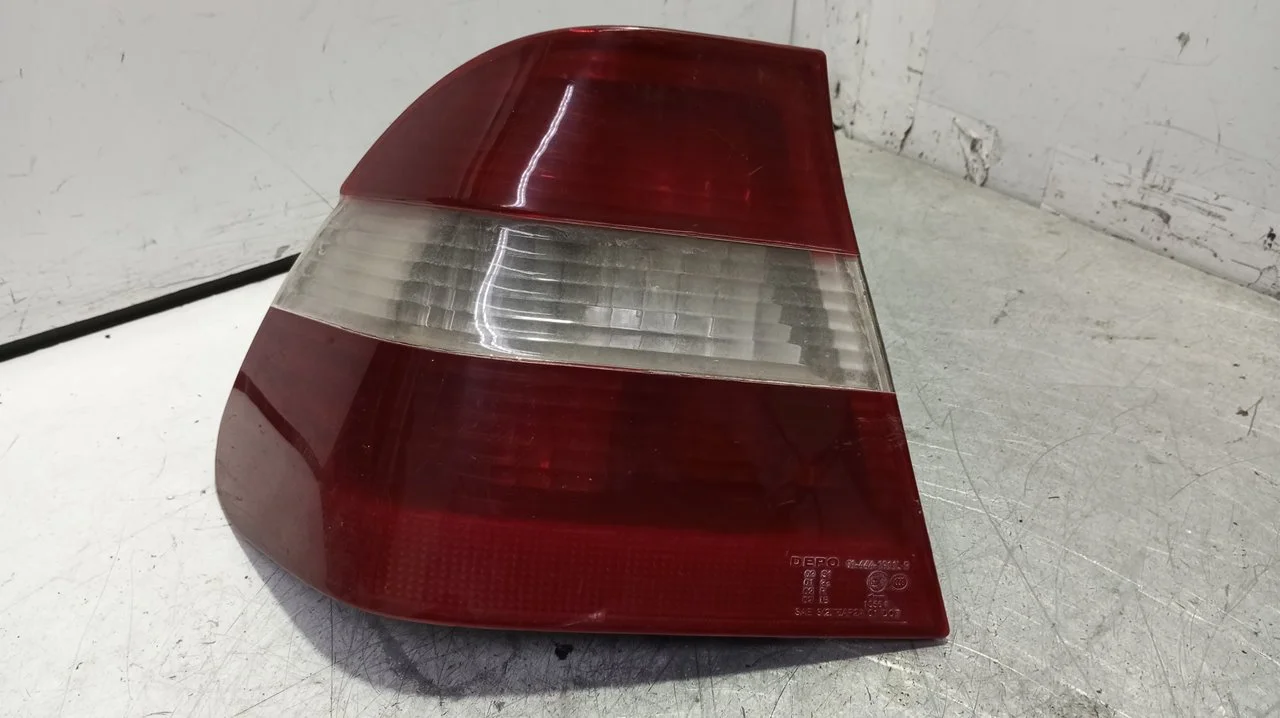 Foto de PILOTO TRASERO IZQUIERDO BMW SERIE 3 BERLINA (E46) 2.0 16V Diesel CAT (150 CV / 110 KW) referencia 084441911L