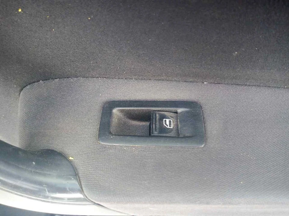 Foto de MANDO ELEVALUNAS DELANTERO DERECHO VOLKSWAGEN TOURAN (1T2) 1.9 TDI (105 CV / 77 KW)
