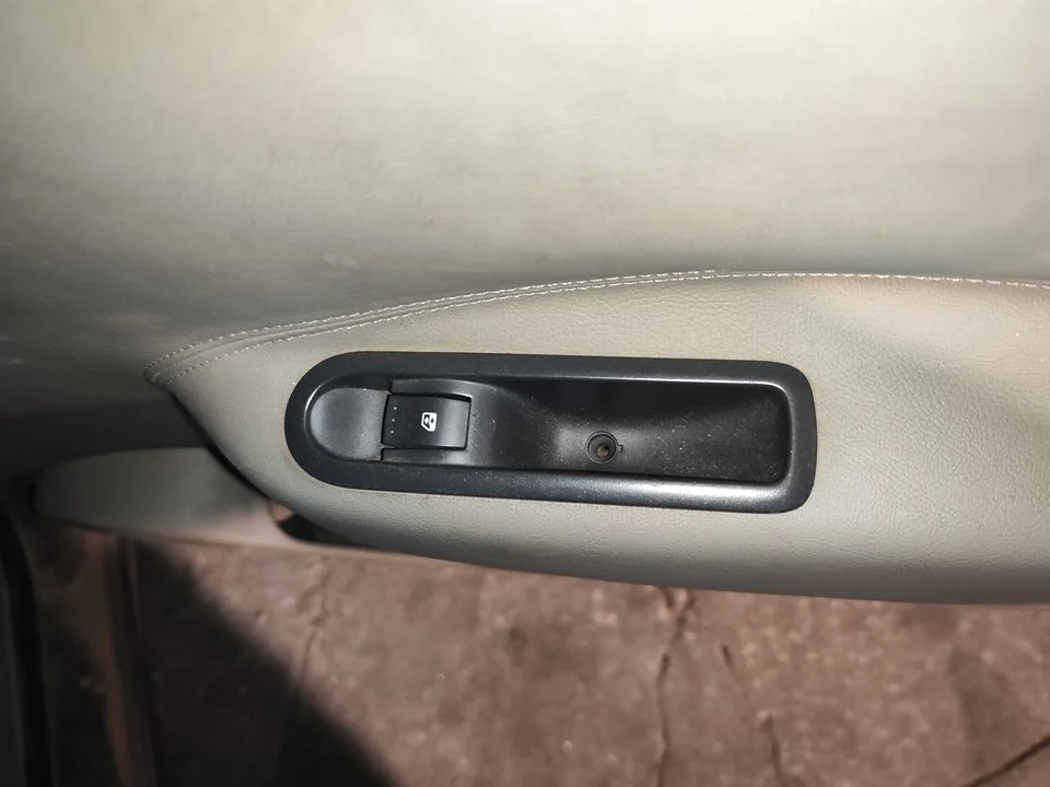 Foto de MANDO ELEVALUNAS TRASERO DERECHO RENAULT SCENIC II (JM) 1.9 dCi Diesel (120 CV / 88 KW) referencia 315027A