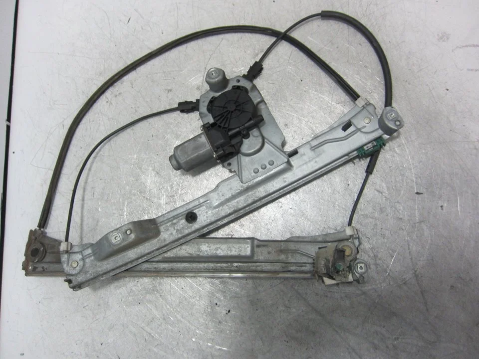 Foto de ELEVALUNAS DELANTERO IZQUIERDO RENAULT CLIO III 1.5 dCi Diesel (68 CV / 50 KW) referencia 400856