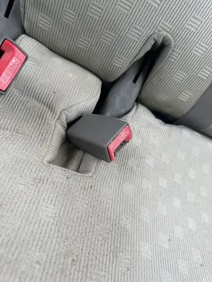 Foto de ENGANCHE CINTURON TRASERO IZQUIERDO NISSAN MICRA (K12E) 1.2 CAT (65 CV / 48 KW)