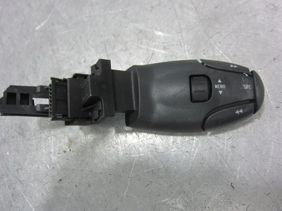 Foto de MANDO MULTIFUNCION PEUGEOT 307 BREAK / SW (S1)(04.2002) 2.0 HDi FAP CAT (107 CV / 79 KW) referencia 96413388ZL