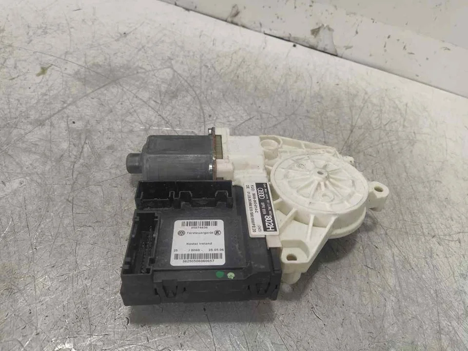 Foto de MOTOR ELEVALUNAS DELANTERO DERECHO AUDI A3 (8P1) 2.0 TDI (140 CV / 103 KW) referencia 8P0959802H
