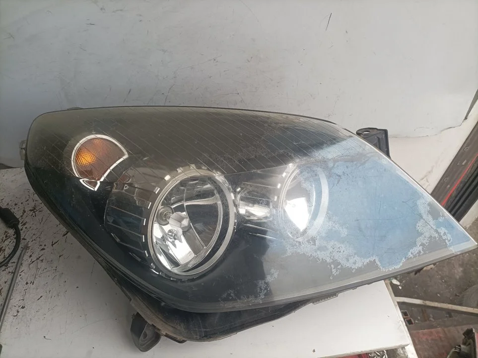 Foto de FARO DERECHO OPEL ASTRA H BERLINA referencia 084421140