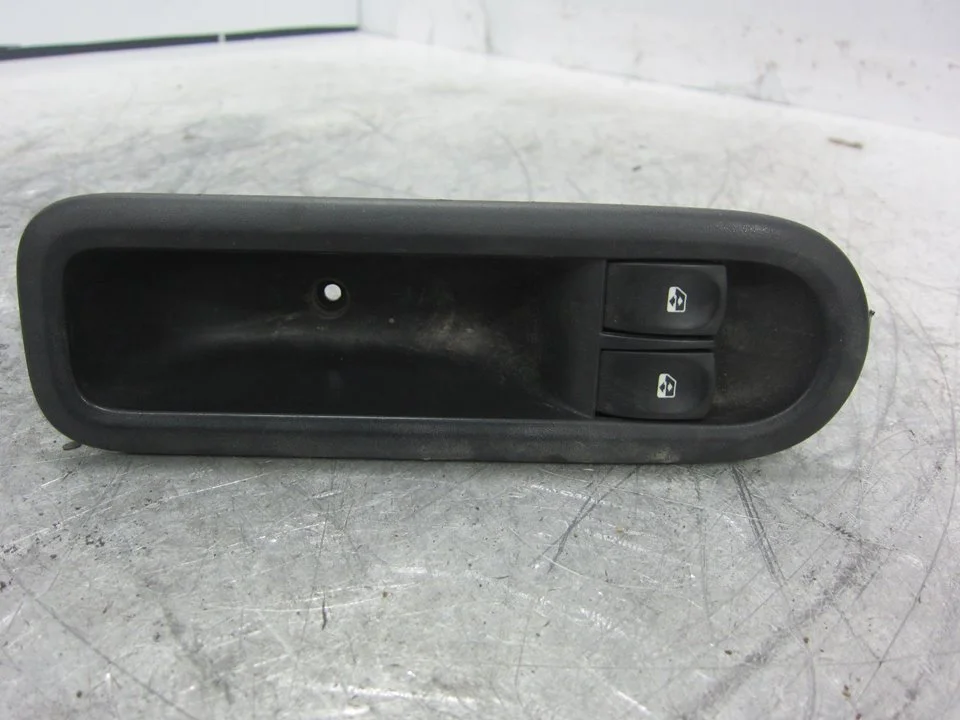 Foto de MANDO ELEVALUNAS DELANTERO IZQUIERDO RENAULT CLIO III 1.5 dCi Diesel FAP (75 CV / 55 KW) referencia 8200356513