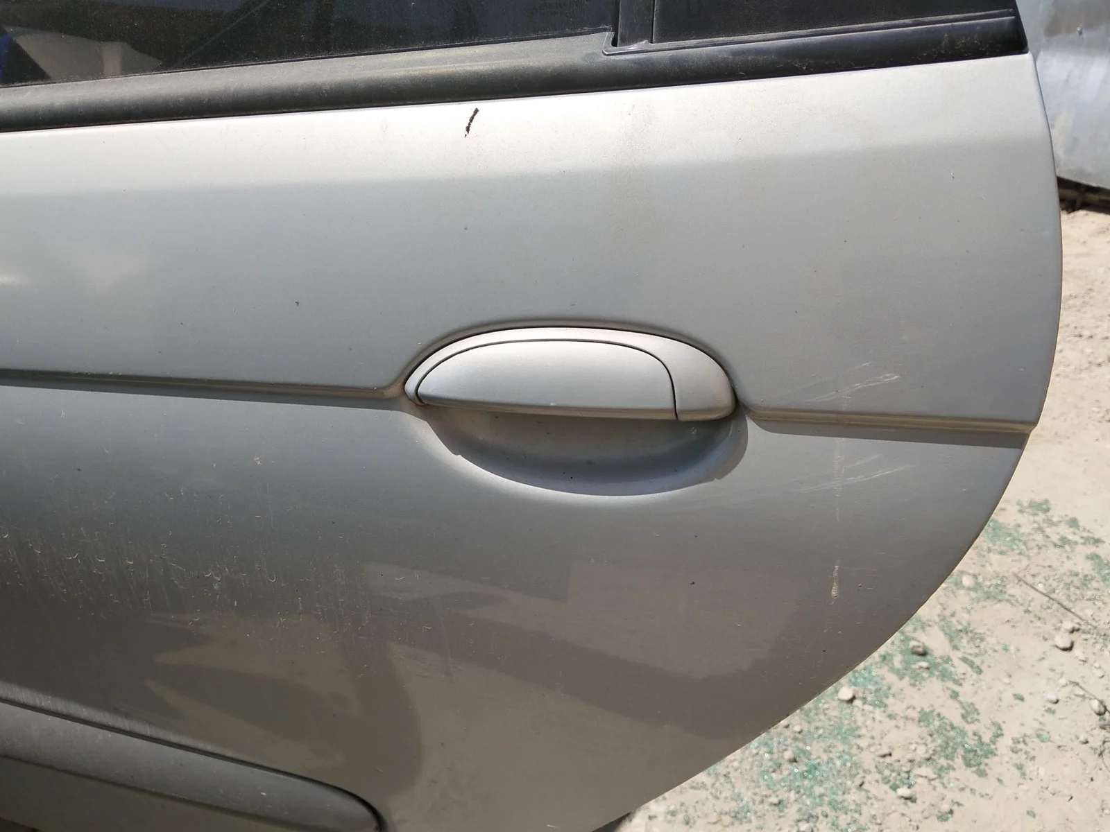 Foto de MANETA EXTERIOR LATERAL IZQUIERDA RENAULT SCENIC I (JA...) 1.9 dCi Diesel CAT (102 CV / 75 KW)