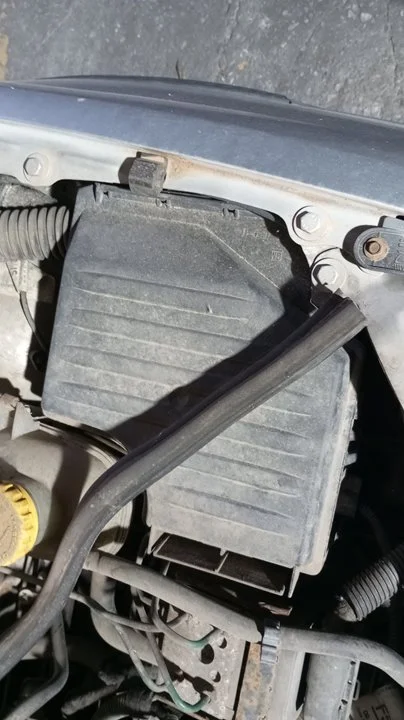 Foto de CAJA RELES / FUSIBLES OPEL CORSA C 1.2 16V CAT (Z 12 XE / LW4) (75 CV / 55 KW) referencia 13142780