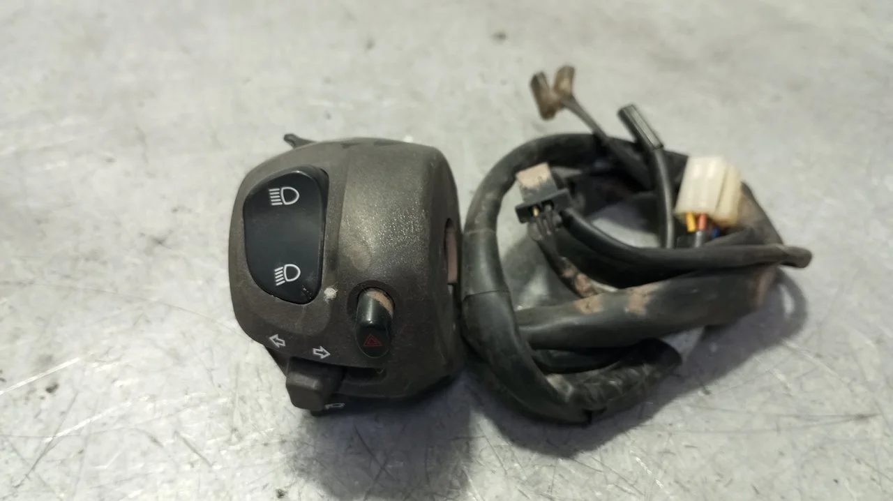 Foto de PIÑA LUCES IZQUIERDA YAMAHA FZ 8 / FAZER8 779 cm3 - 78.1 kW (0 CV / 0 KW) referencia 39P839690000