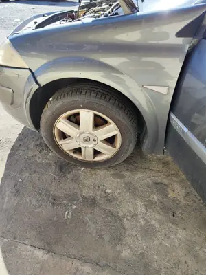 Foto de ALETA DELANTERA IZQUIERDA RENAULT MEGANE II BERLINA 5P 1.5 dCi Diesel (101 CV / 74 KW) referencia 7701477186