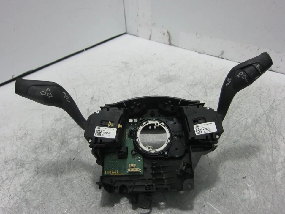 Foto de MANDO MULTIFUNCION FORD TRANSIT CONNECT (CHC) 1.5 EcoBlue TDCi CAT (75 CV / 55 KW) referencia 3F8186475