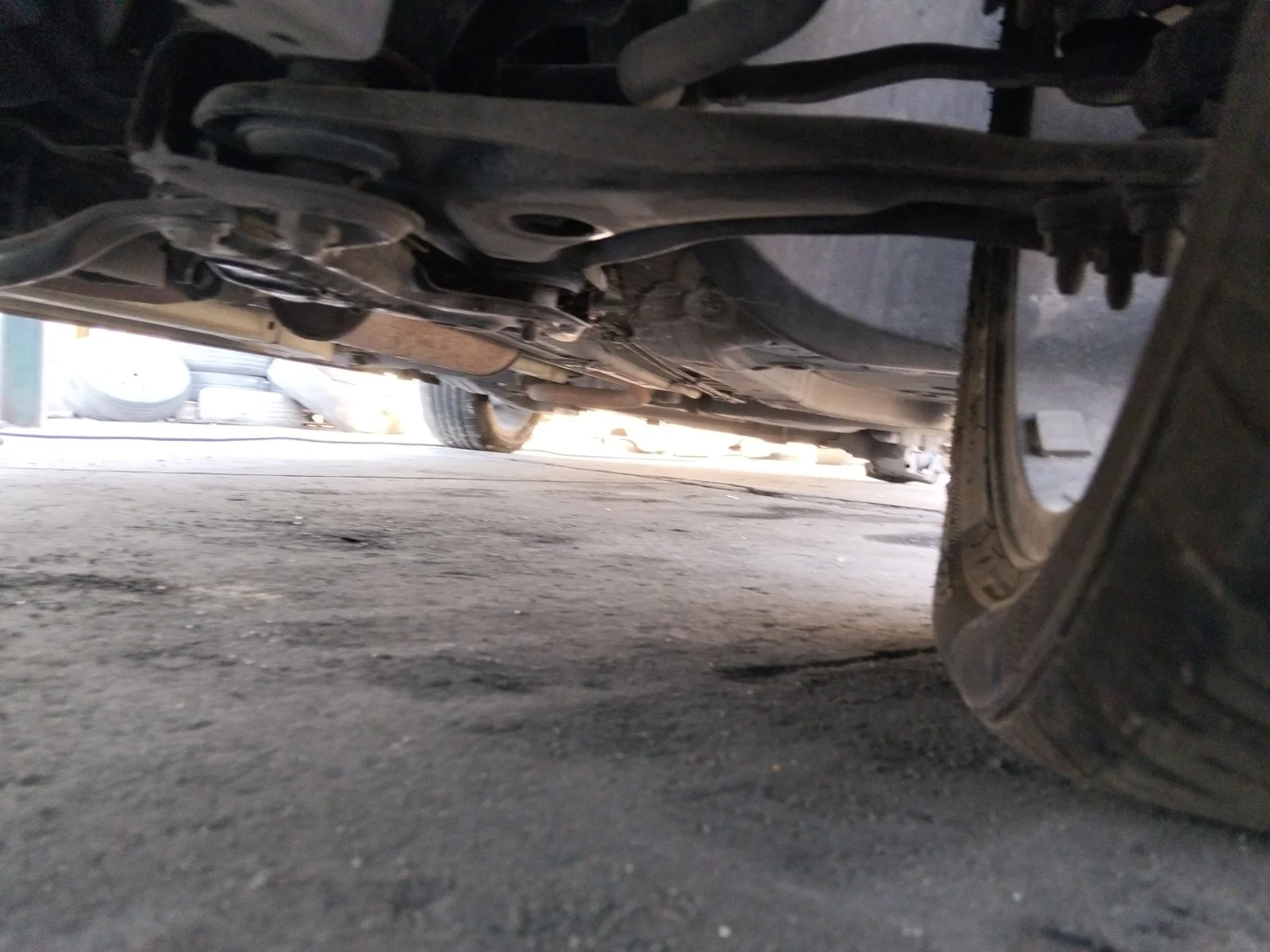 Foto de BRAZO SUSPENSION DELANTERO IZQUIERDO CITROEN C4 CACTUS 1.2 12V VTi (82 CV / 60 KW)