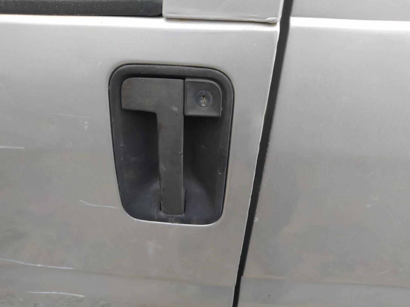 Foto de MANETA EXTERIOR DELANTERA IZQUIERDA PEUGEOT EXPERT FURGÓN COMFORT (1995) 2.0 HDi (109 CV / 80 KW)