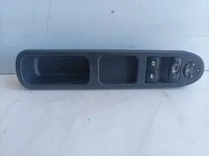 Foto de MANDO ELEVALUNAS DELANTERO IZQUIERDO RENAULT TWINGO I (C06) 1.2  (54 CV / 40 KW)