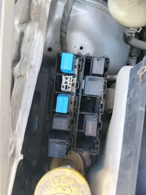 Foto de CAJA RELES / FUSIBLES NISSAN ALMERA TINO (V10M) 1.8 16V CAT (114 CV / 84 KW)
