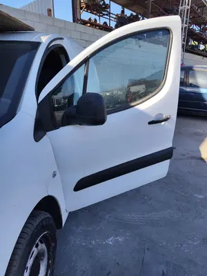 Foto de PUERTA DELANTERA IZQUIERDA CITROEN BERLINGO FURGÓN 1.6 Blue-HDI FAP (99 CV / 73 KW)