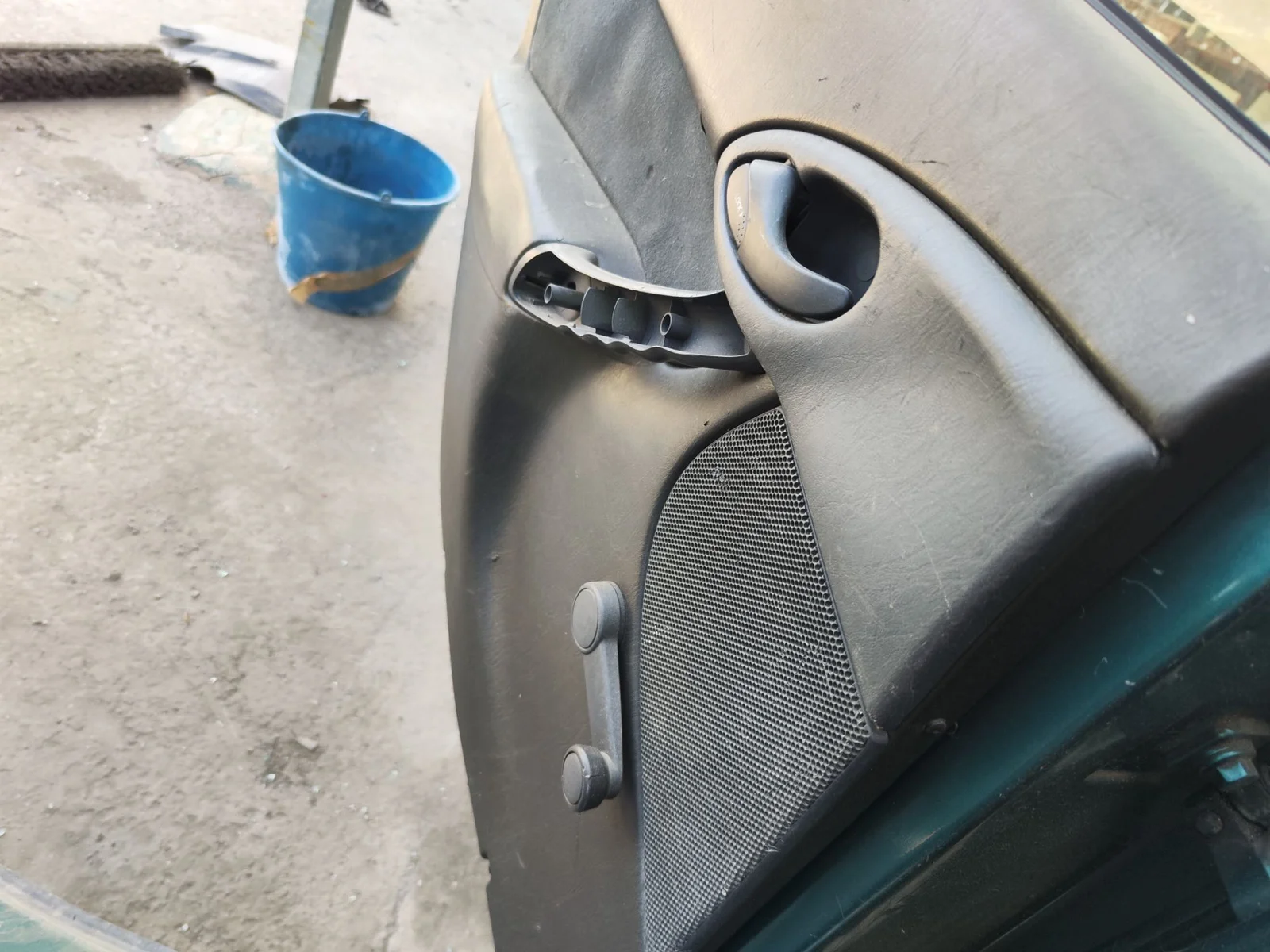Foto de MANETA ELEVALUNAS TRASERA IZQUIERDA FORD FOCUS BERLINA (CAK) 1.6 16V CAT (101 CV / 74 KW)