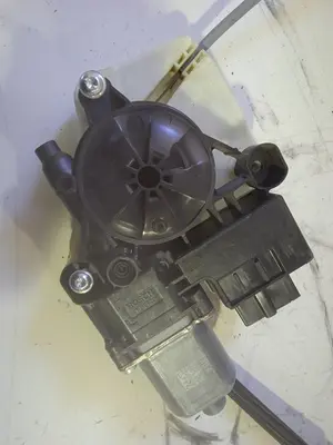 Foto de MOTOR ELEVALUNAS TRASERO IZQUIERDO SEAT LEON (5F1) referencia 5Q0959811A foto 2