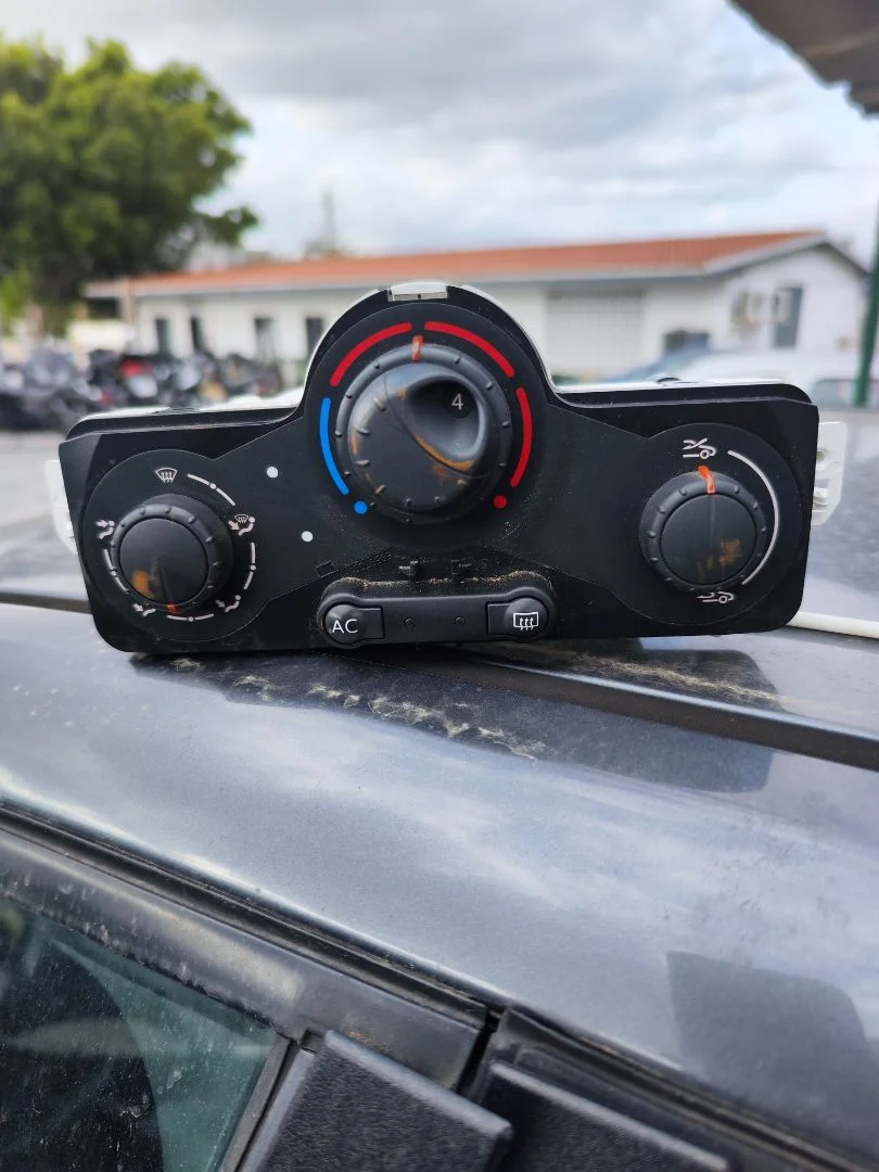 Foto de MANDO CALEFACCION / AIRE ACONDICIONADO RENAULT CLIO III 1.2 16V (75 CV / 55 KW)