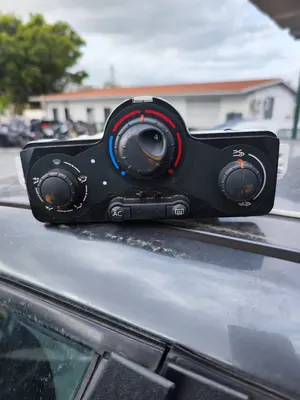 Foto de MANDO CALEFACCION / AIRE ACONDICIONADO RENAULT CLIO III 1.2 16V (75 CV / 55 KW)
