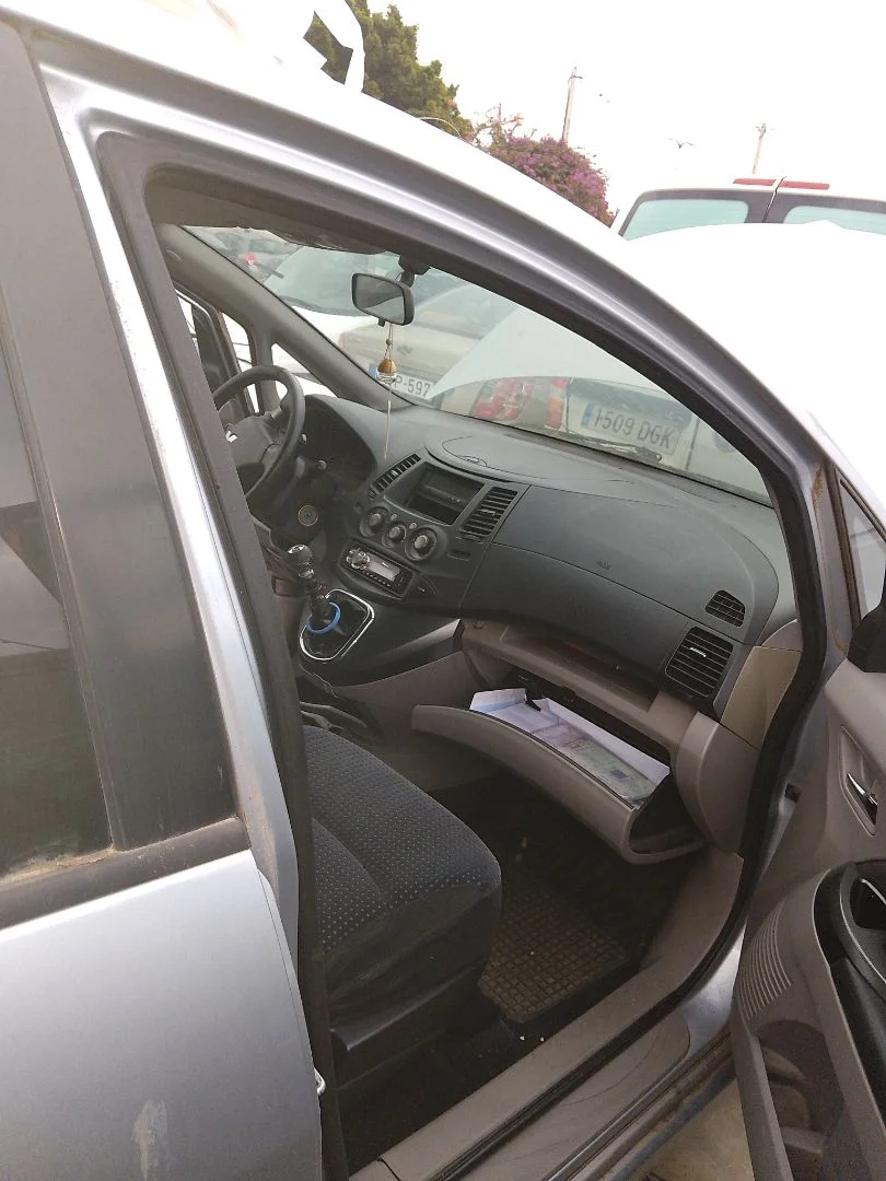 Foto de GOMAS CONTORNO PUERTA MITSUBISHI GRANDIS (NA0W) 2.0 DI-D CAT (136 CV / 100 KW)