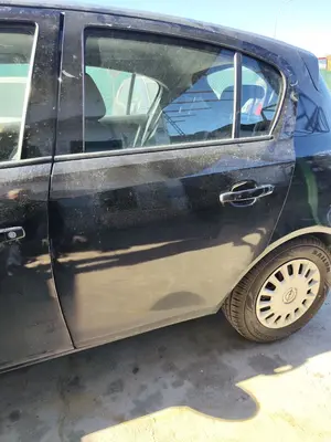 Foto de PUERTA TRASERA IZQUIERDA OPEL CORSA D 1.2 16V CAT (Z 12 XEP / LB4) (80 CV / 59 KW)