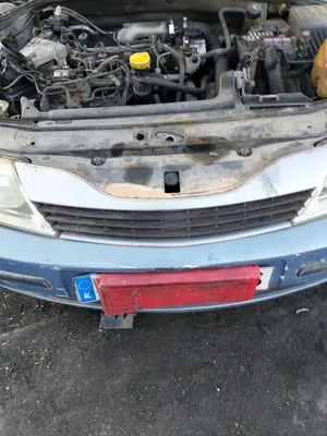 Foto de REJILLA DELANTERA RENAULT LAGUNA II (BG0) 1.9 dCi Diesel CAT (101 CV / 74 KW)