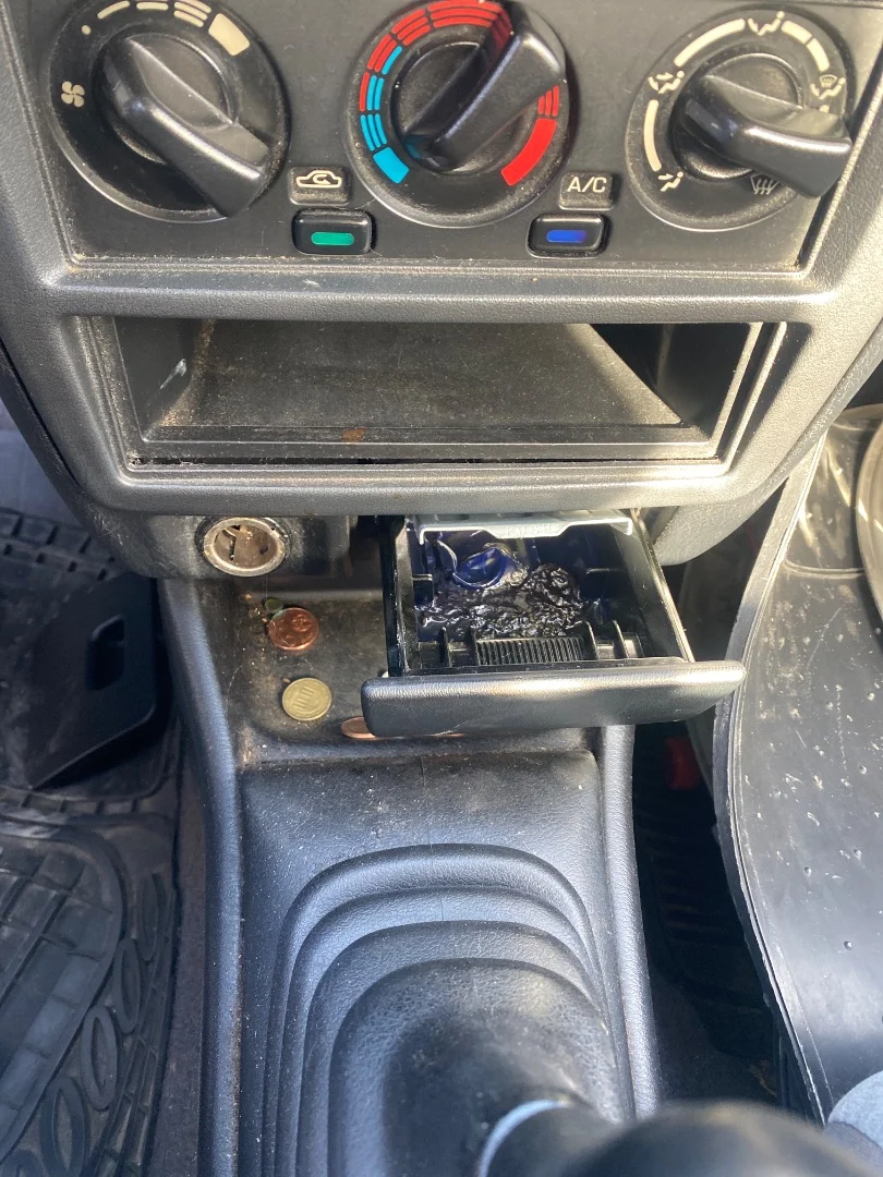 Foto de CENICERO NISSAN ALMERA (N15) 2.0 Diesel (75 CV / 55 KW)