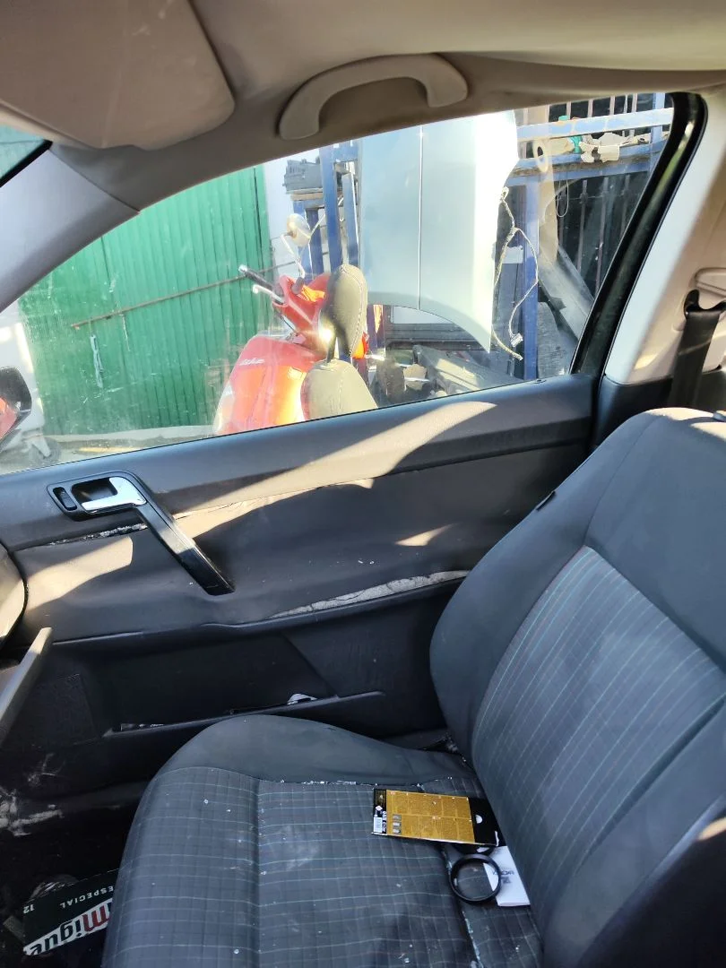 Foto de GOMAS CONTORNO PUERTA VOLKSWAGEN POLO IV (9N3) 1.9 TDI (101 CV / 74 KW)