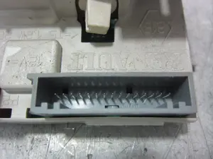 Foto de PANTALLA MULTIFUNCION RENAULT MEGANE I FASE 2 BERLINA (BA0) 1.9 dCi Diesel CAT (102 CV / 75 KW) referencia 8200028364A foto 4