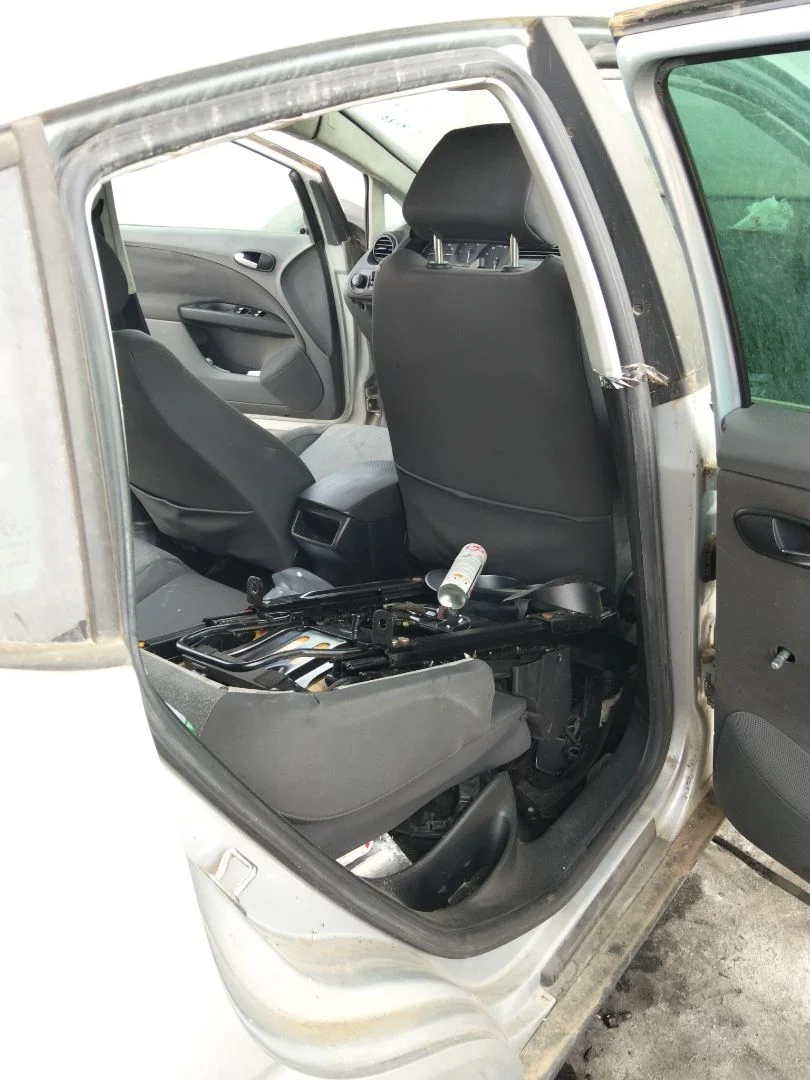 Foto de GOMAS CONTORNO PUERTA SEAT ALTEA (5P1) 1.9 TDI (105 CV / 77 KW)