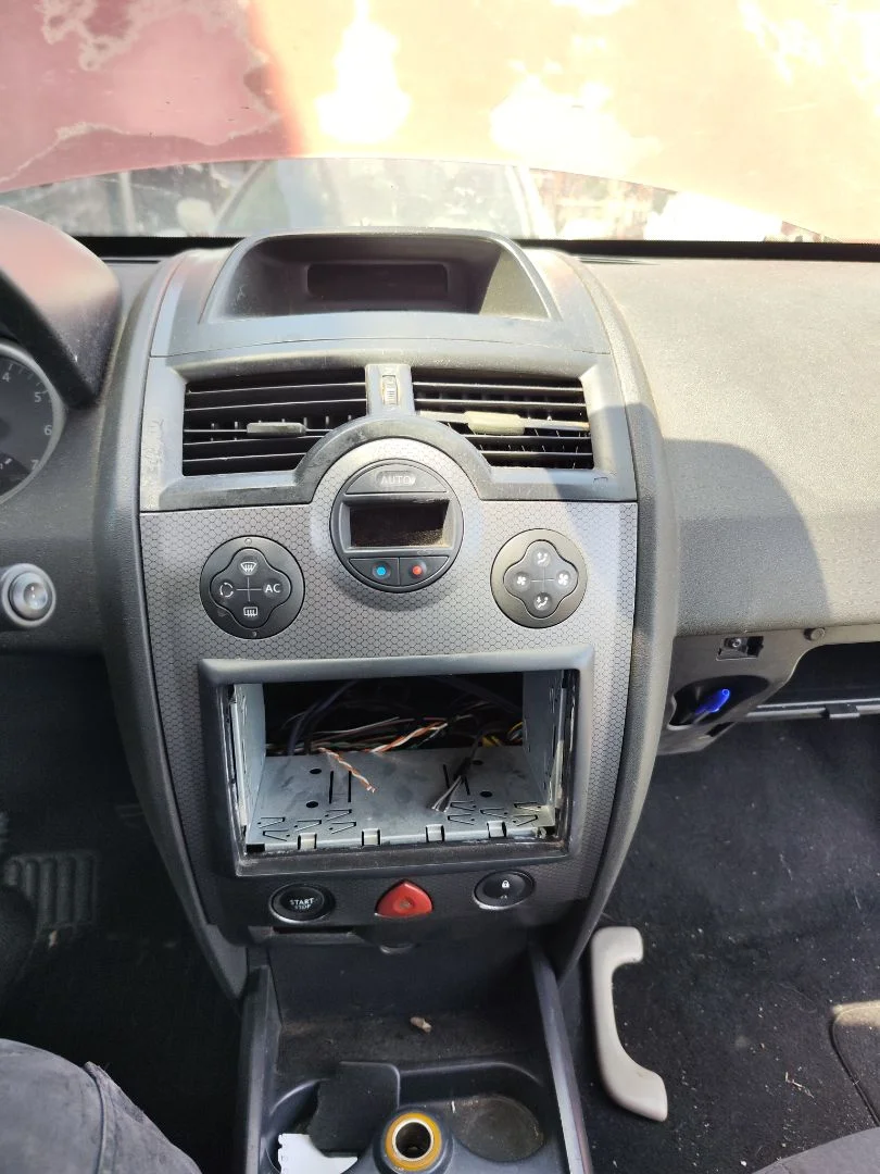 Foto de CONSOLA CENTRAL RENAULT MEGANE II BERLINA 3P 1.9 dCi Diesel (120 CV / 88 KW)