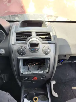 Foto de CONSOLA CENTRAL RENAULT MEGANE II BERLINA 3P 1.9 dCi Diesel (120 CV / 88 KW)