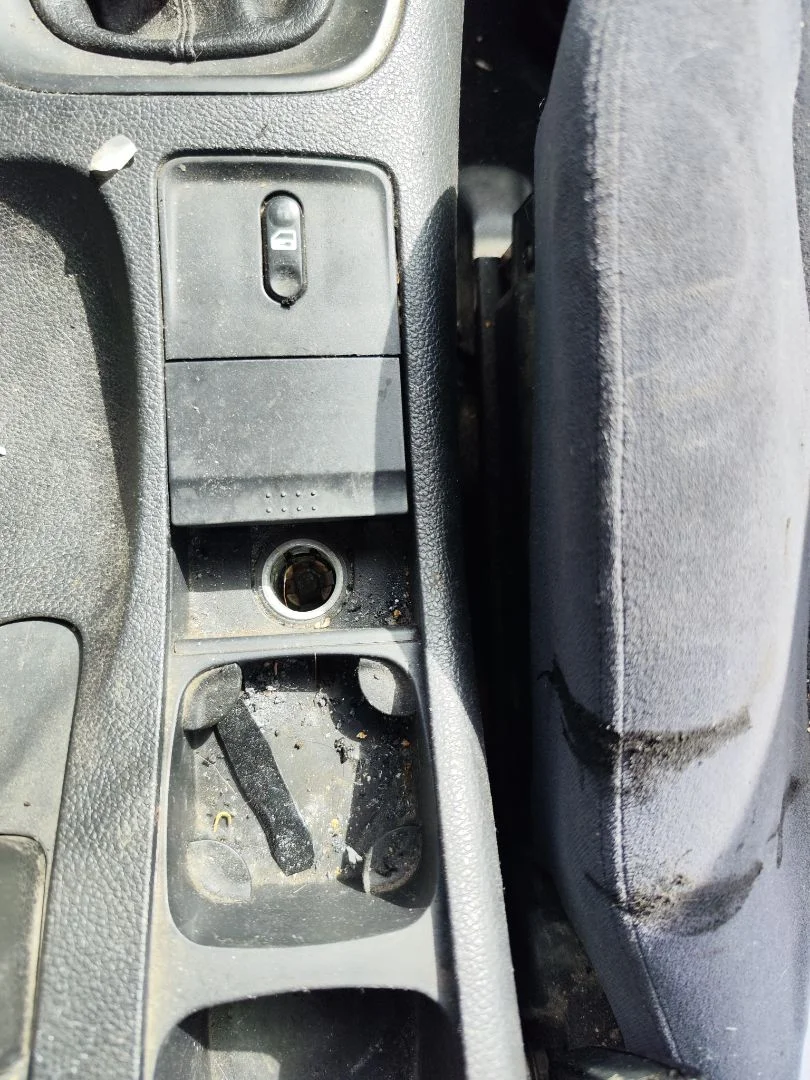 Foto de CENICERO NISSAN PRIMERA BERLINA (P12) 1.9 16V Turbodiesel CAT (120 CV / 88 KW)