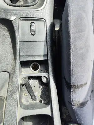 Foto de CENICERO NISSAN PRIMERA BERLINA (P12) 1.9 16V Turbodiesel CAT (120 CV / 88 KW)