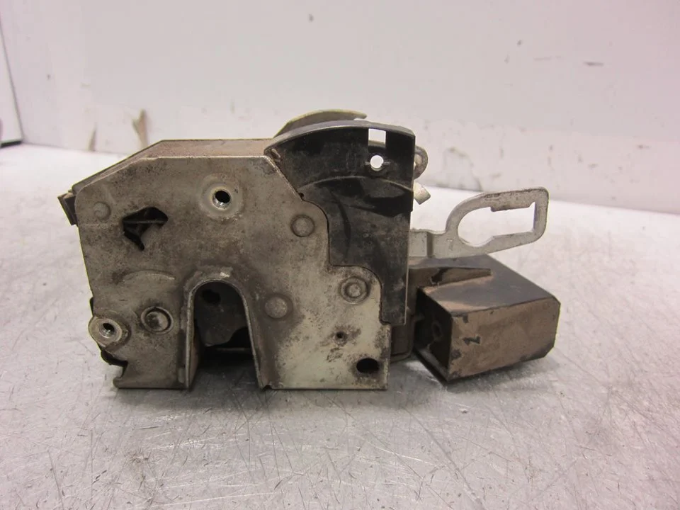 Foto de CERRADURA PUERTA DELANTERA DERECHA BMW SERIE 3 COMPACTO (E36) 1.9 CAT (105 CV / 77 KW) referencia 67111387606