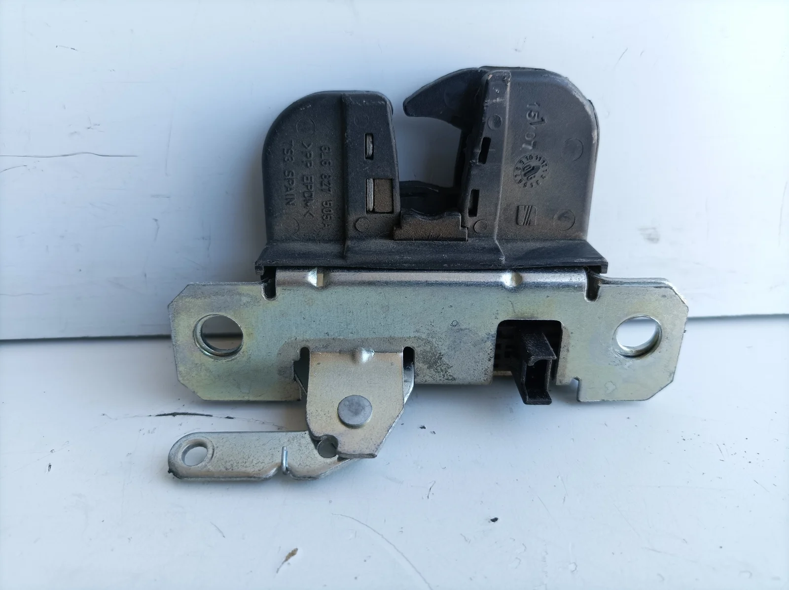 Foto de CERRADURA MALETERO / PORTON SEAT IBIZA (6L1) 1.4 16V (75 CV / 55 KW) referencia 6L6827505AFKZ