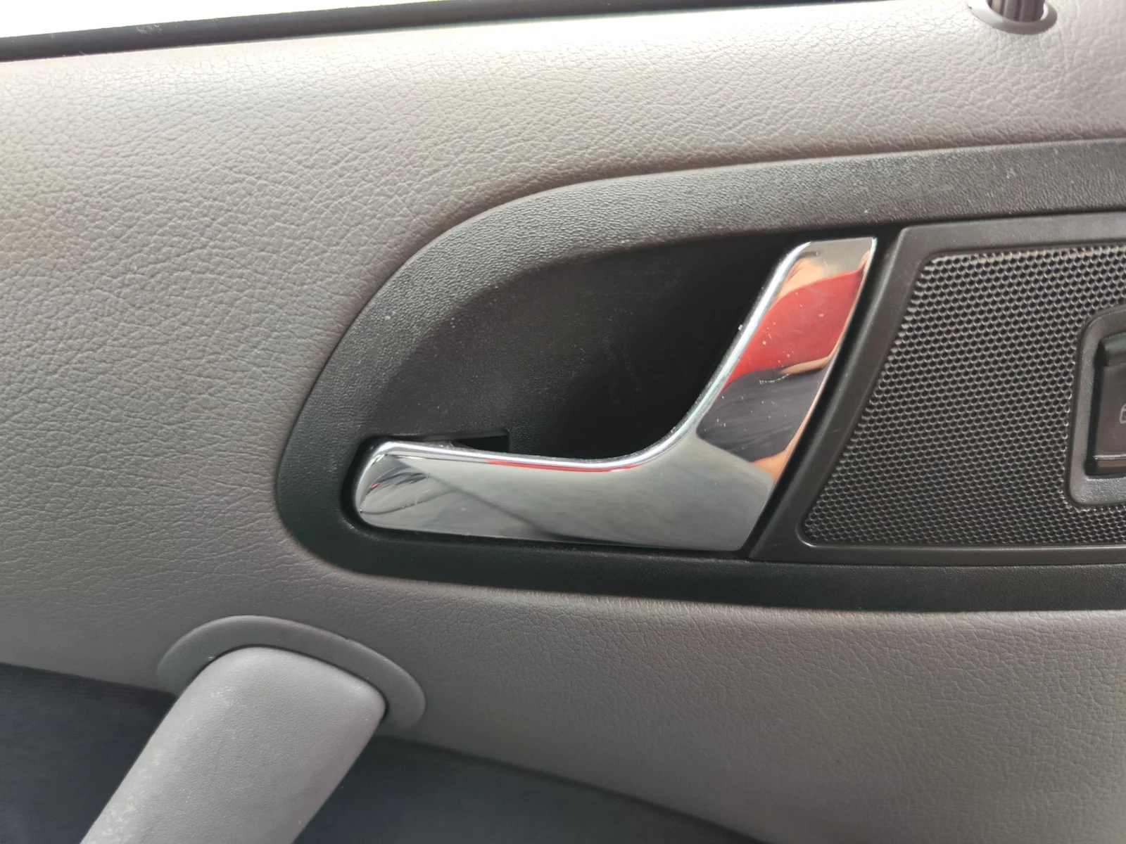 Foto de MANETA INTERIOR TRASERA IZQUIERDA SKODA OCTAVIA BERLINA (1U2) 1.9 TDI (90 CV / 66 KW) referencia 1U4839247B