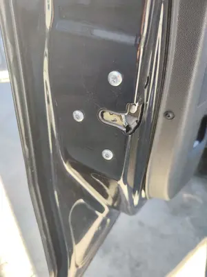 Foto de CERRADURA PUERTA DELANTERA IZQUIERDA OPEL CORSA D 1.2 16V CAT (Z 12 XEP / LB4) (80 CV / 59 KW)