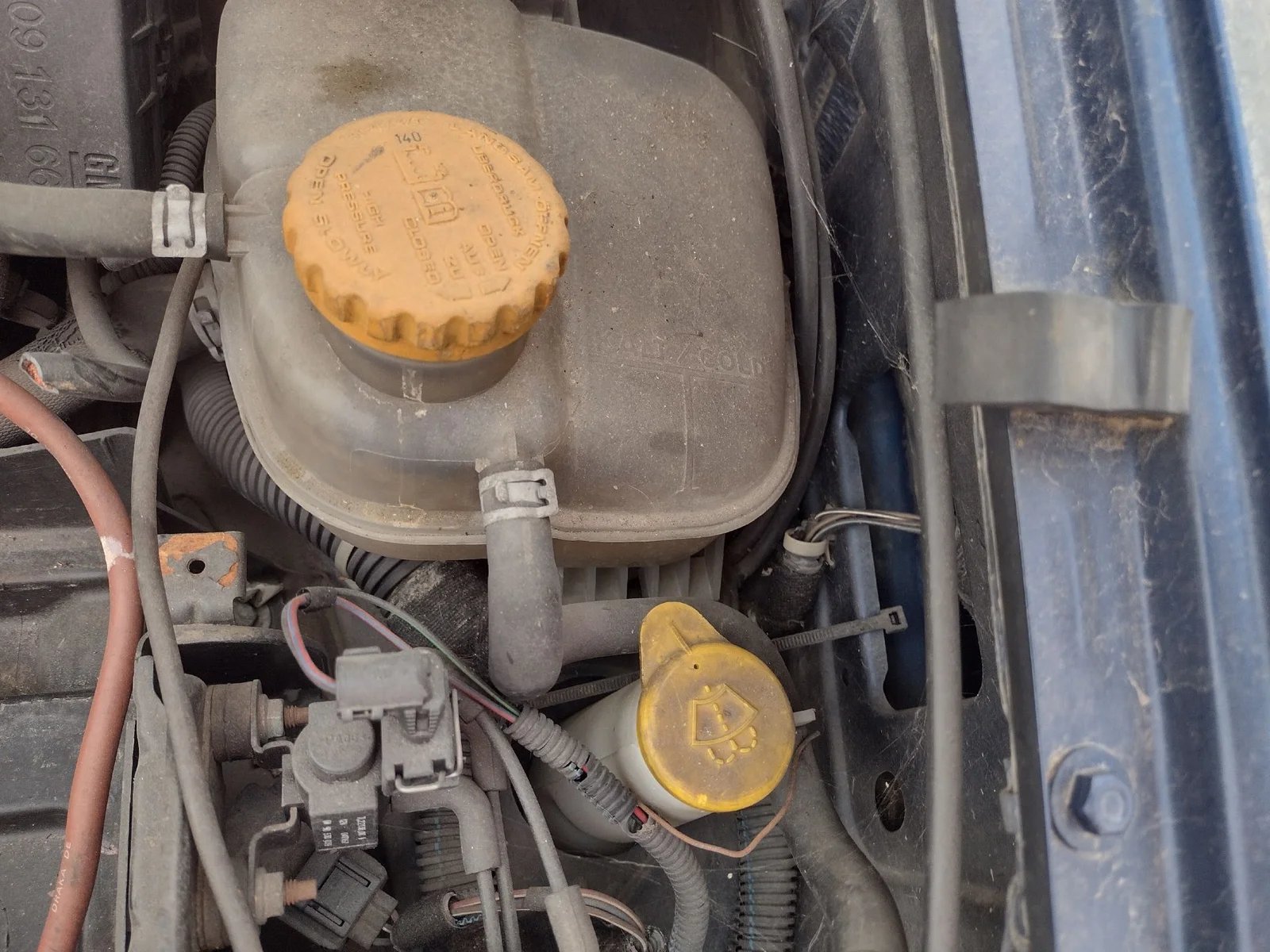 Foto de DEPOSITO LIMPIA OPEL ASTRA G BERLINA 2.2 16V DTI CAT (Y 22 DTR / L50) (125 CV / 92 KW) referencia 90589332