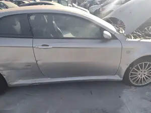 Foto de PUERTA DELANTERA DERECHA ALFA ROMEO GT (125) 1.9 JTD (M) 16V CAT (150 CV / 110 KW) referencia 0060690923